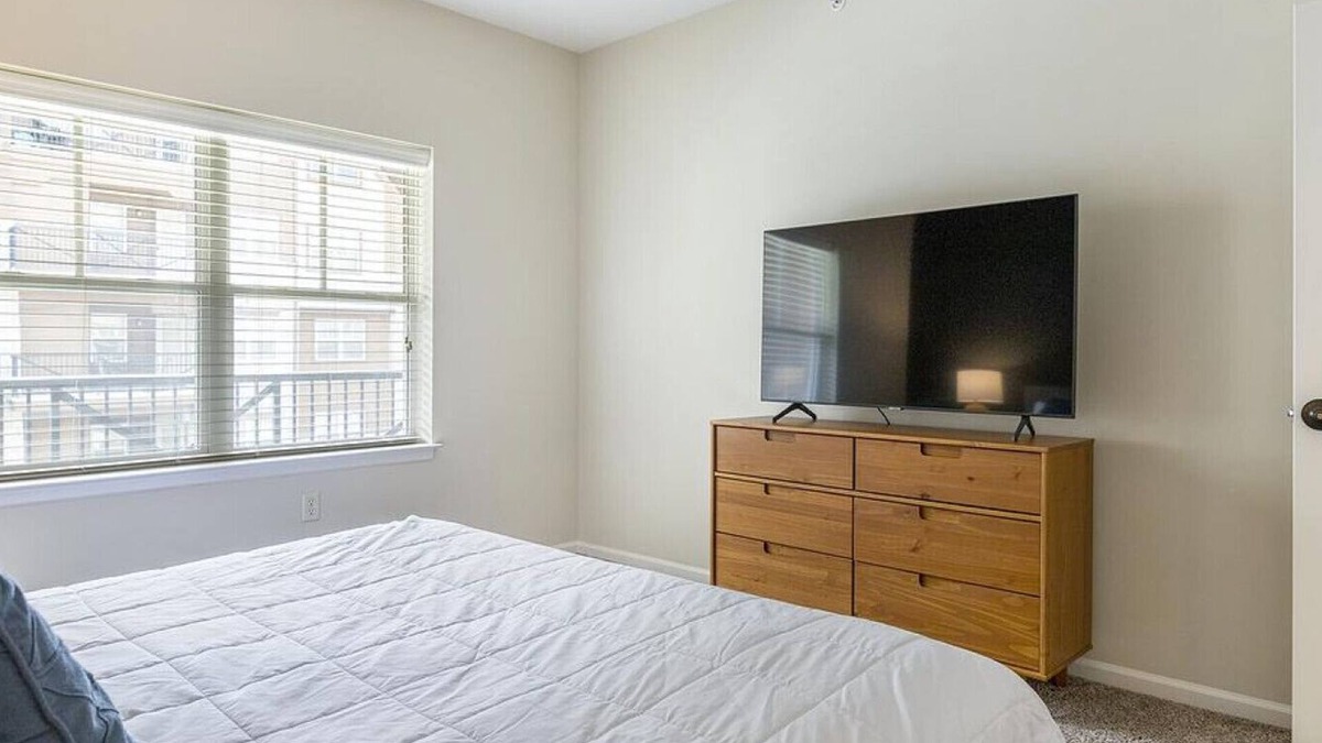 Prairie Village Apartment | Landing at Highlands Lodge Apartments - 1 Bedroom in Downtown Overland Park