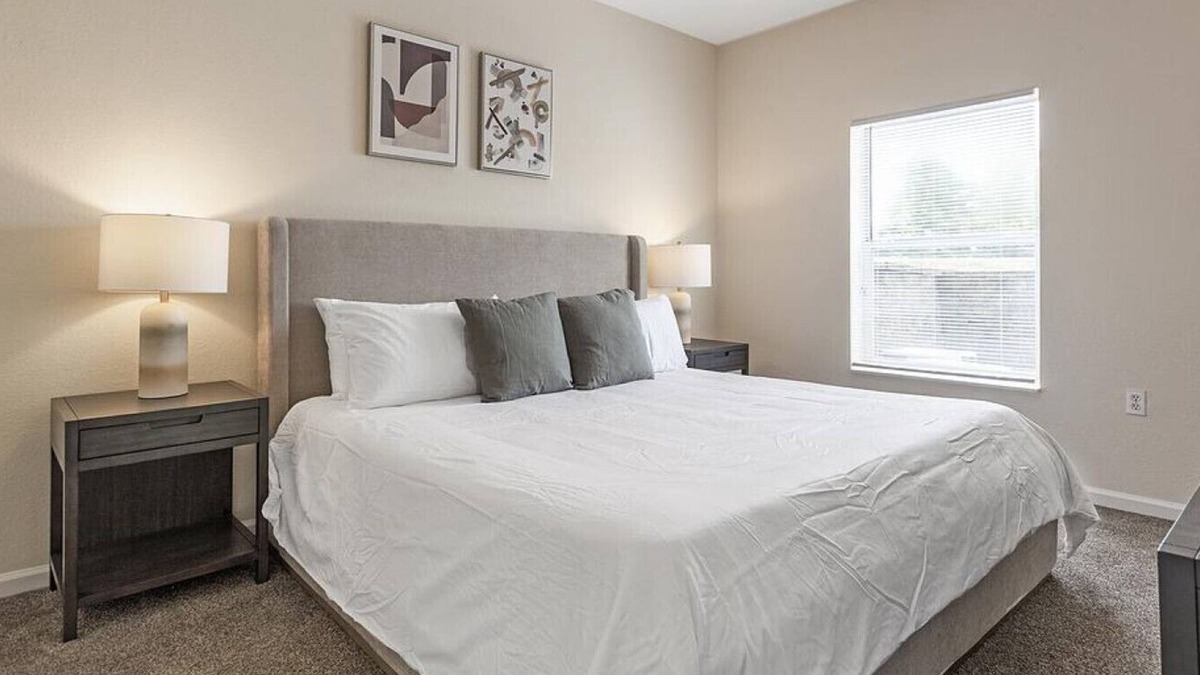 Holland Apartment | Landing at Quail Hollow at the Lakes - 2 Bedrooms in Springfield