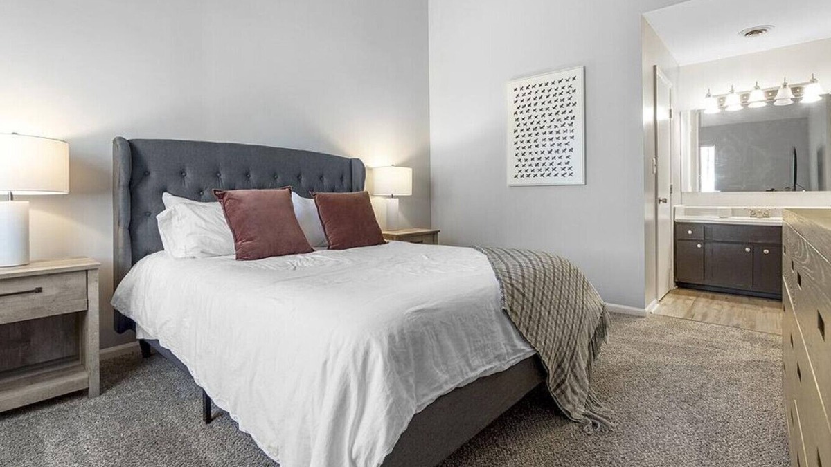 Lexington Apartment | Landing at Saddlebrook at Tates Creek - 2 Bedrooms in Downtown Lexington
