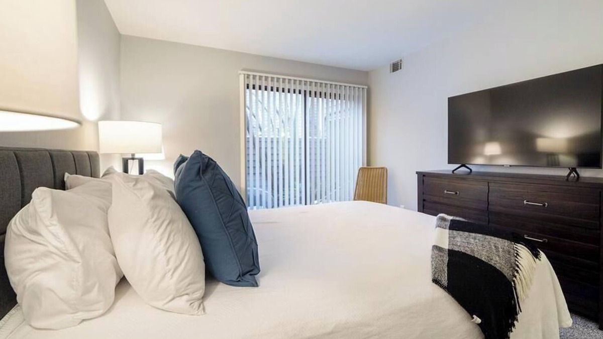 Lexington Apartment | Landing at Saddlebrook at Tates Creek - 1 Bedroom in Downtown Lexington