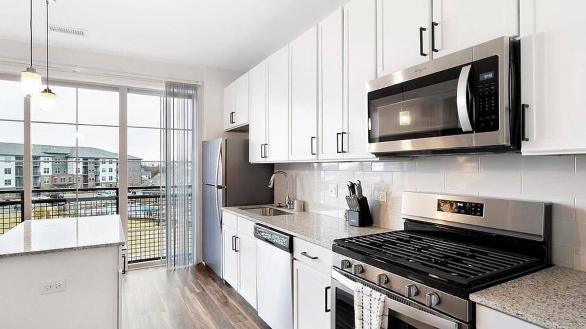 Lombard Apartment | Landing at The 450 - Studio in Downtown Lombard