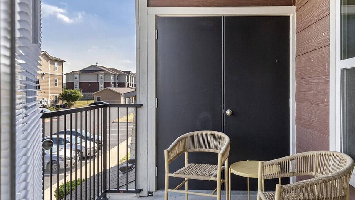 Brooks City Base Apartment | Landing at The Anderson at Brooks - 1 Bedroom in Stinson Airport Vicinity