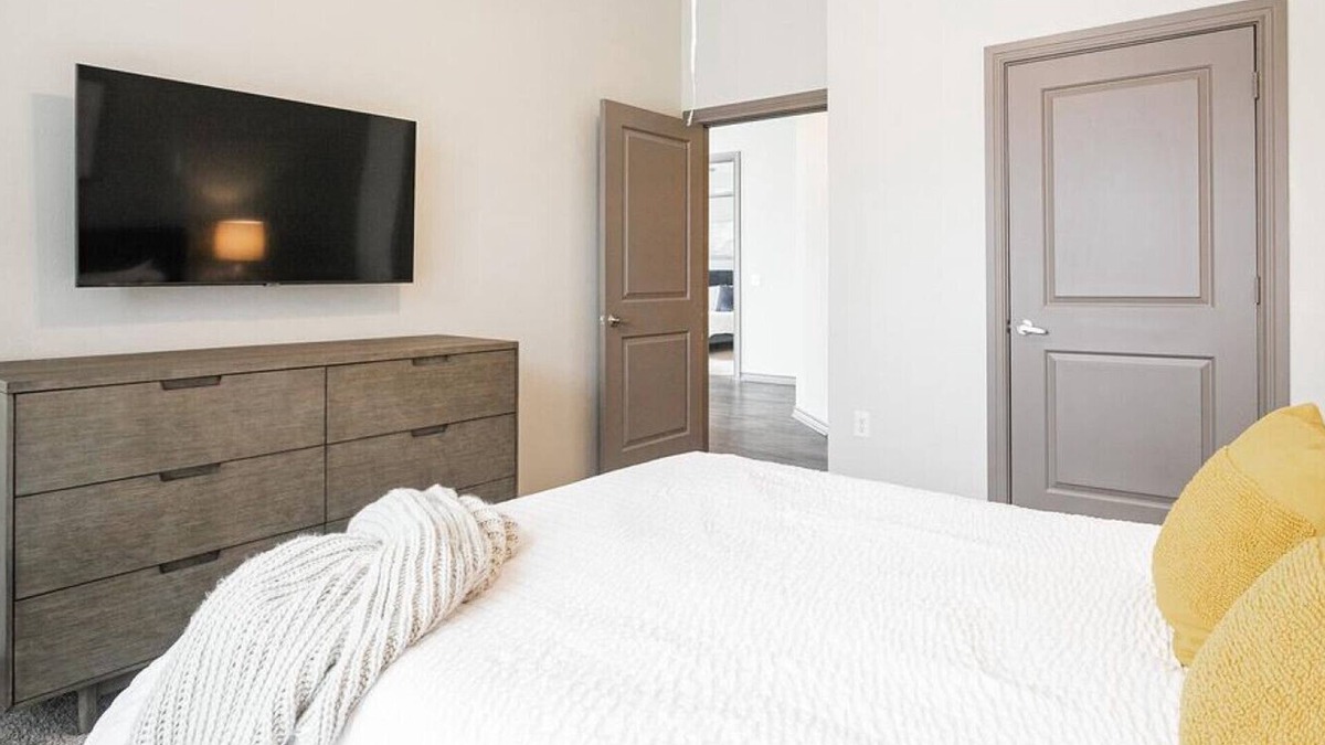 Greenway Plaza-Upper Kirby Apartment | Landing at The Metropole - 2 Bedrooms in Greenway/Upper Kirby Area