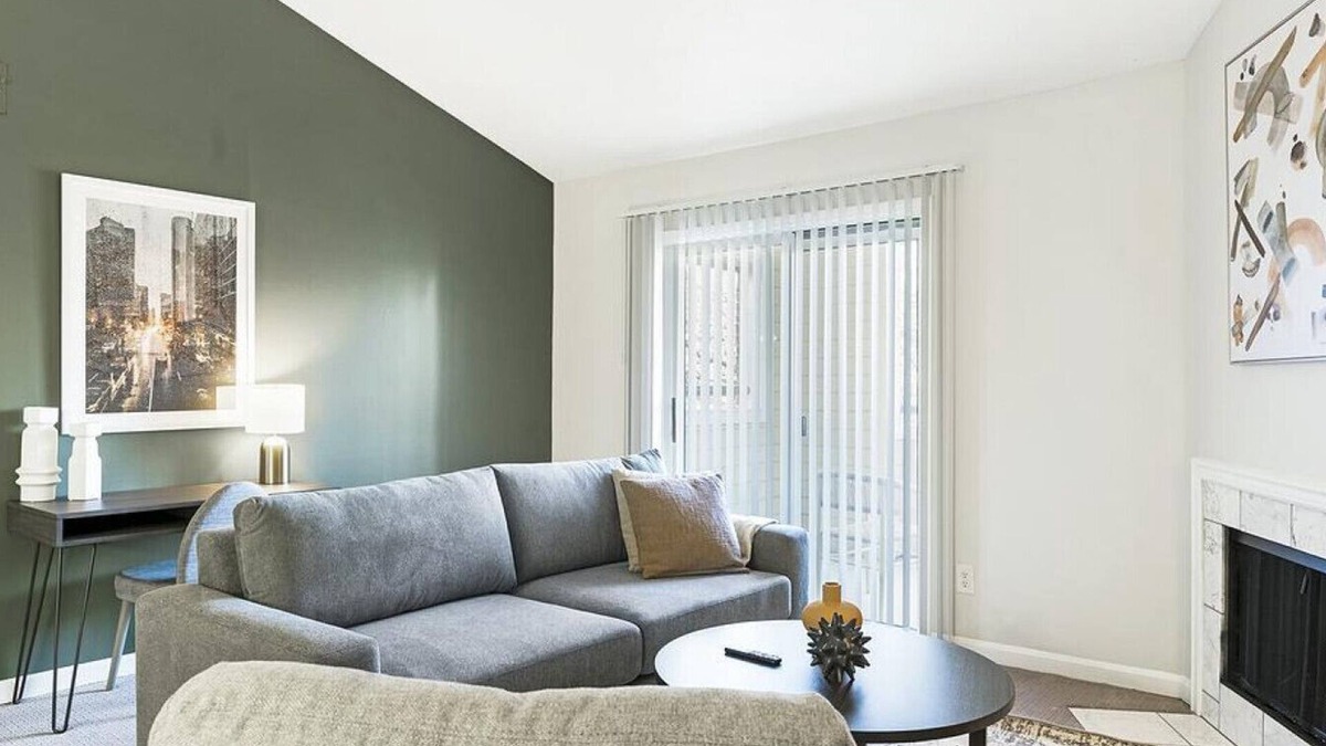 Buechel Apartment | Landing at The Overlook at St. Thomas Apartments - 2 Bedrooms in Downtown Louisville
