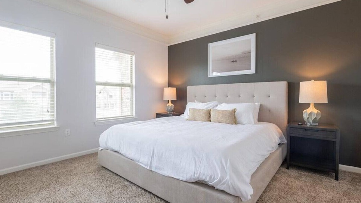 Overland Park Apartment | Landing at The Sovereign at Overland Park Apartments - 1 Bedroom in St. Andrews Highlands