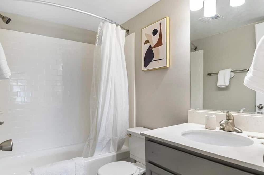 Lorton Apartment | Landing at Woods of Fairfax I - 3 Bedrooms in Downtown Lorton