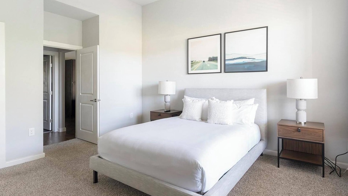 Buda Apartment | Landing | Beautiful 1BD, Gym, Pool