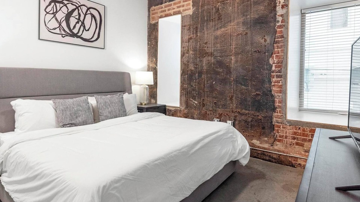 Downtown Memphis Apartment | Landing | Beautiful 2BD, Gym, Courtyard