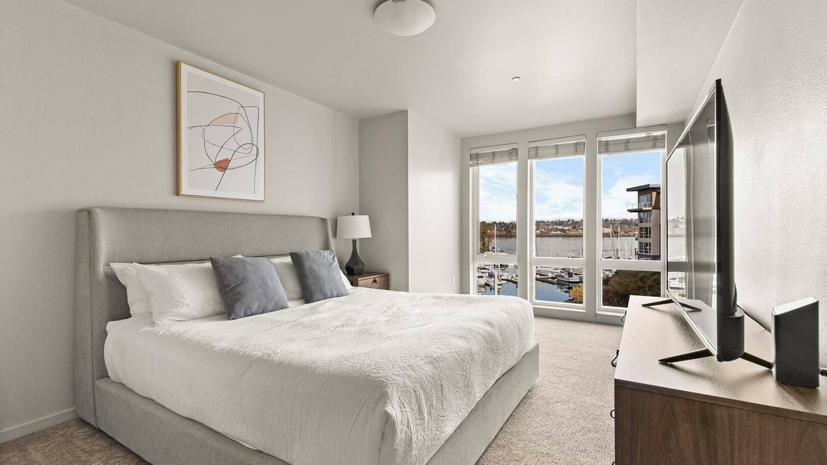 Hayden Island Apartment | Landing | Chic 2BD, Courtyard, Gym