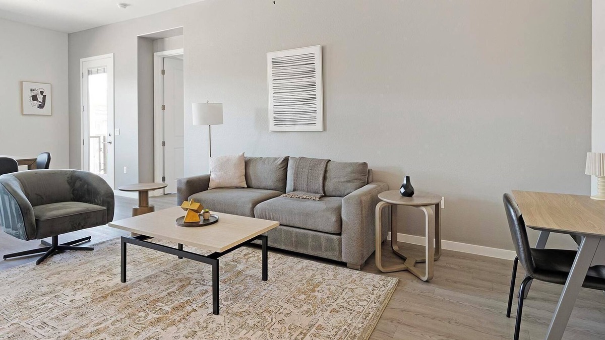 Oro Valley Apartment | Landing | Modern 2BD, Pool