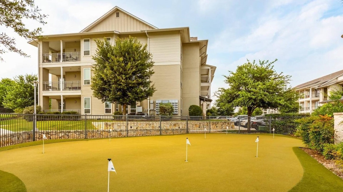 Buda Apartment | Landing | Stunning 2BD, Clubhouse, Yoga Studio