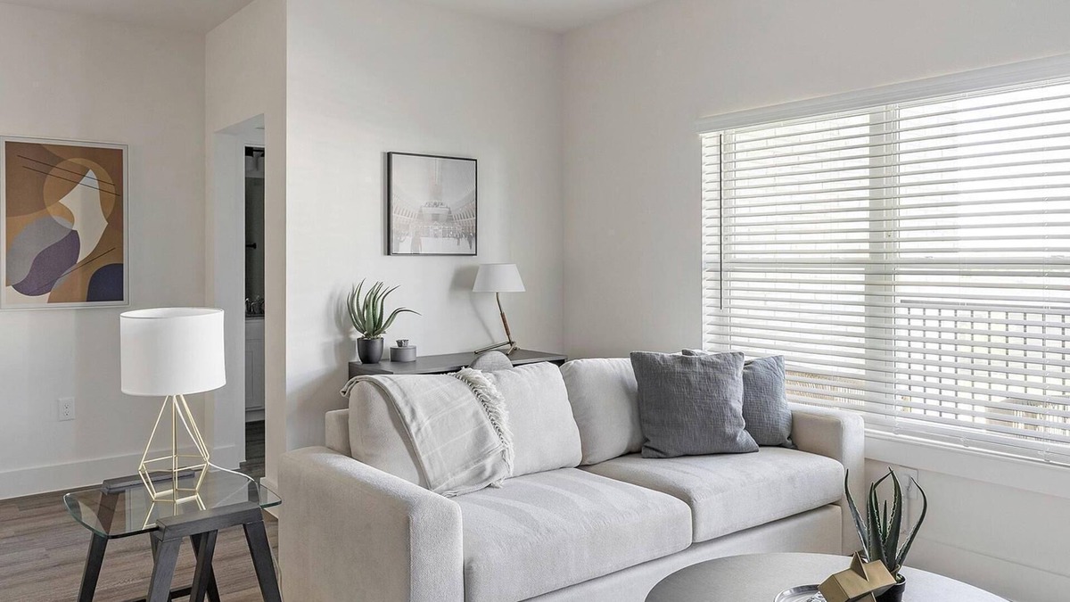Venus Apartment | Landing | Stunning 2BD, Gym, Pool
