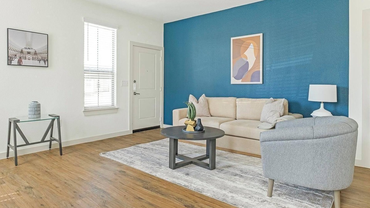Waller Apartment | Landing | Stunning 3BD, Gym, Pool