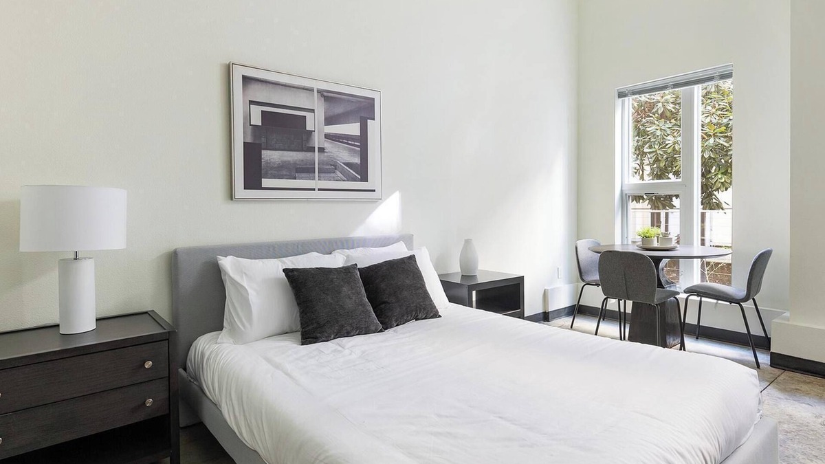 Alphabet Historic District Apartment | Landing | Stunning Studio, Gym, Courtyard