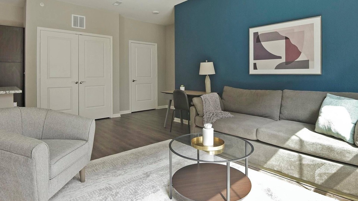 Chesterfield Apartment | Landing | Stylish 1BD, Pool, Gym