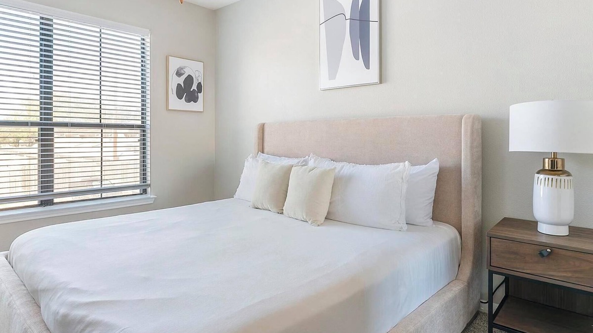 Briarforest Apartment | Landing | Stylish 1BD, Gym, Pool