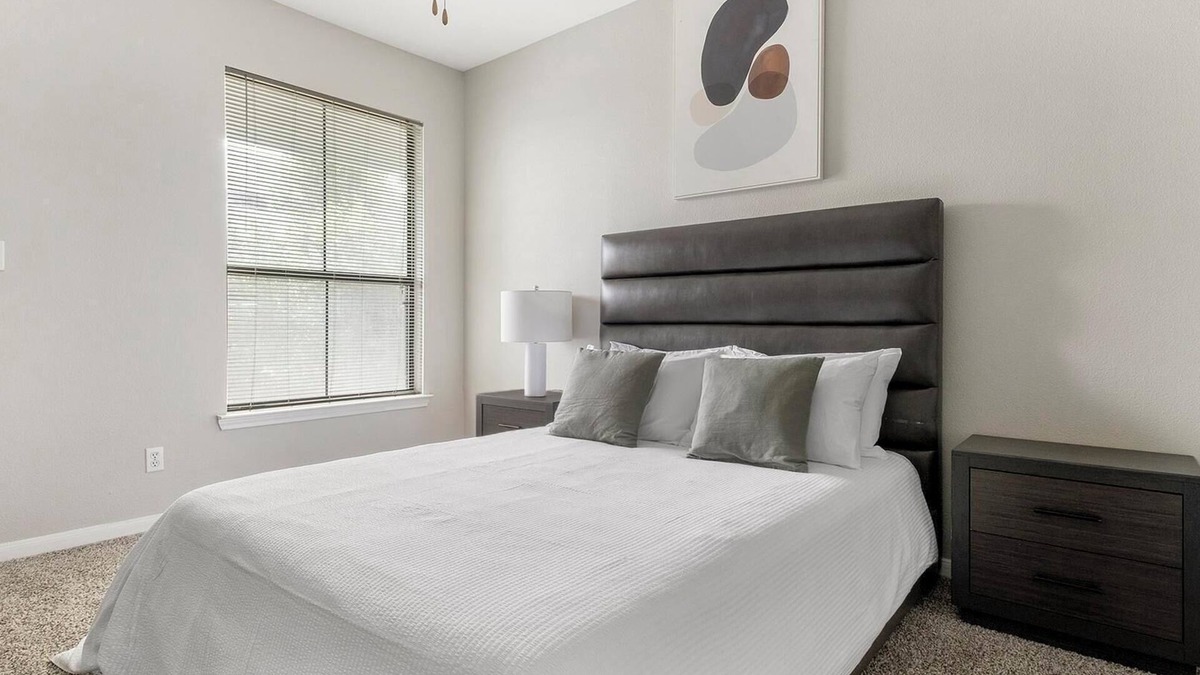 Briarforest Apartment | Landing | Stylish 1BD, Pool, Gym