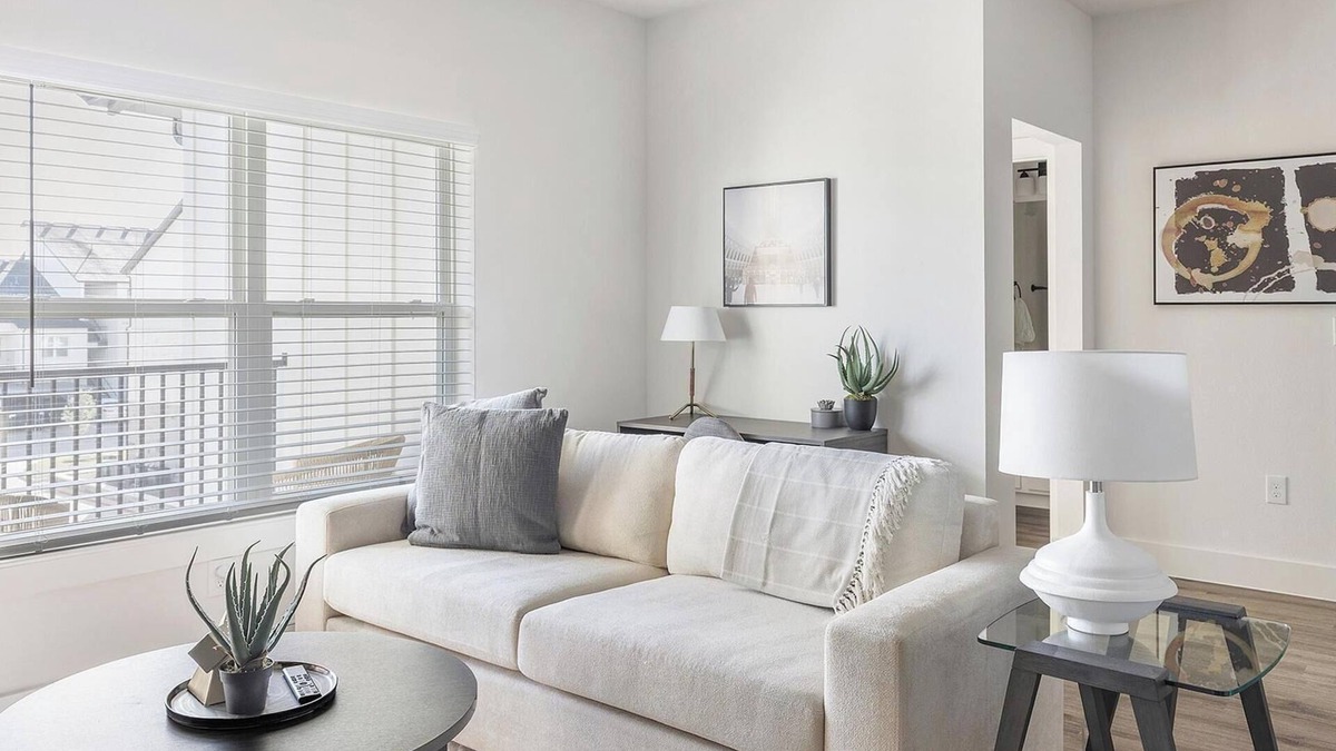 Venus Apartment | Landing | Stylish 2BD, Gym, Pool