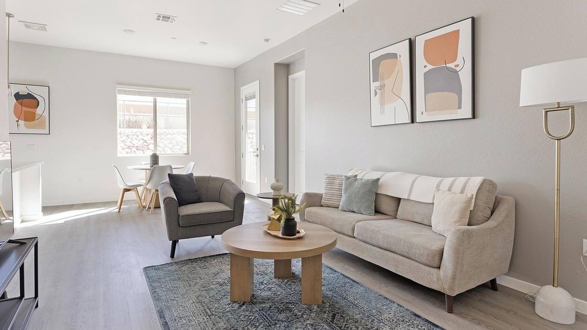 Oro Valley Apartment | Landing | Stylish 2BD, Pool