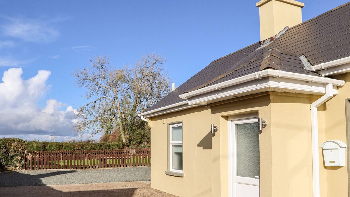 Ballycullane Cottage | LANE COTTAGE, family friendly in Ballycullane, County Wexford