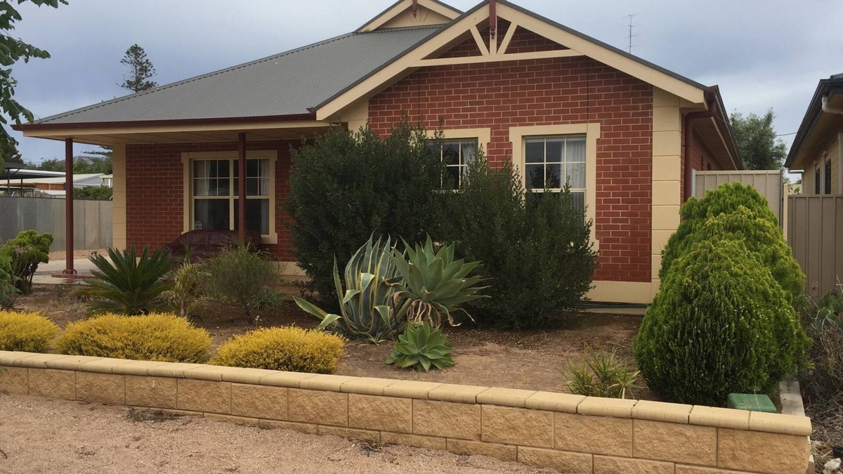 Moonta Bay House | Lane-way Holiday Rental -3 Minutes walk from the beach