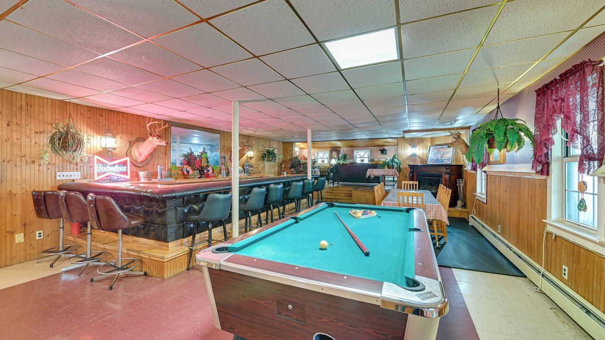 Lanesville House | Lanesville Home w/Pool Table, Bar & Deck!