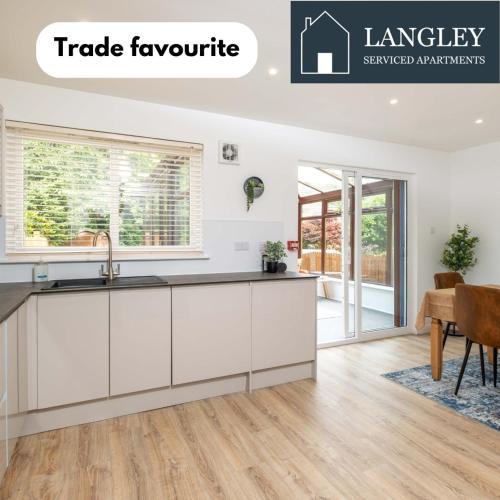 Dundee Apartment | Langley House, 5 bed, all doubles with Smart TV, 3 bath, 2 lounges, FULLY equipped kitchen, FREE parking, PERFECT for BUSINESS, TRADES, GOLF and relocation 5 Min to EDEN and Port projects Wifi, Smart Tv, garden, dishwasher