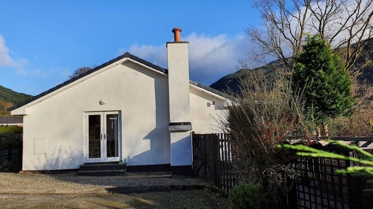 Arrochar Cottage | Langview is an Idyllic 2 Bed cottage in Succoth near Arrochar with outside balcony area