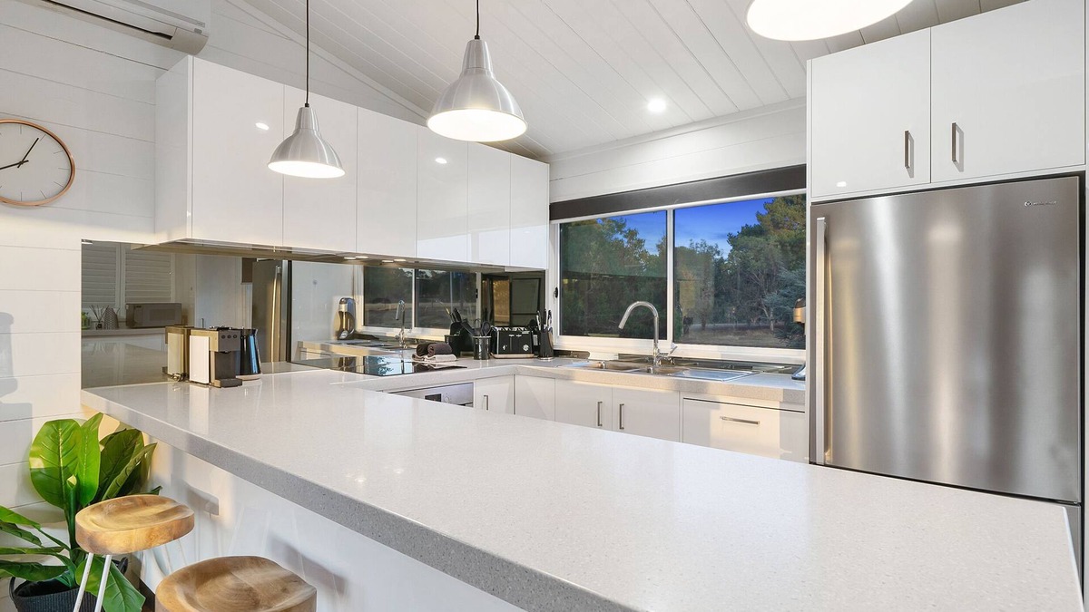 Mansfield House | Lani - 5 bedroom home located on the banks of Lake Eildon.