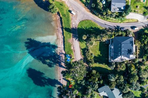 Surfdale House | Lannan Beach House - Stay Waiheke