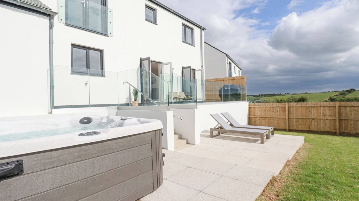 Crantock Cottage | LANNGORROW, country holiday cottage, with hot tub in Crantock