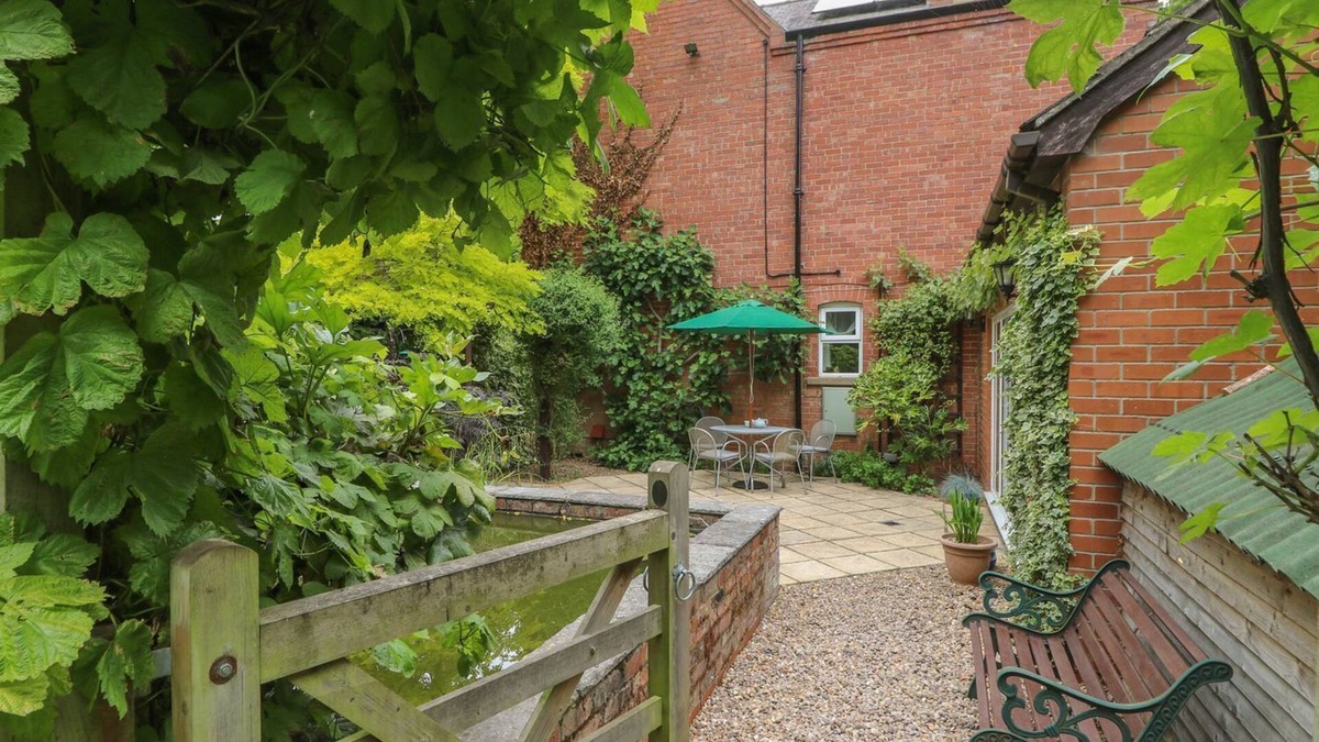 Market Rasen Cottage | LANSDOWNE LODGE, pet friendly, with hot tub in Market Rasen