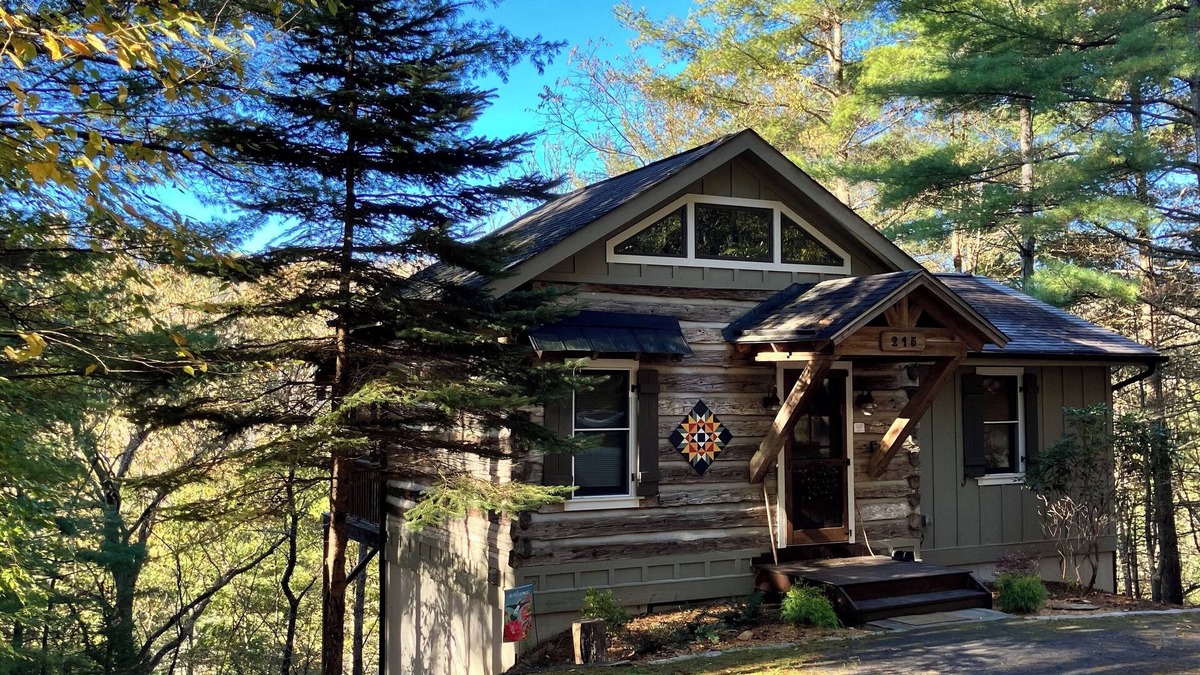 Lansing Cabin | Lansing NC , near West Jefferson and Boone NC, secluded log cabin getaway