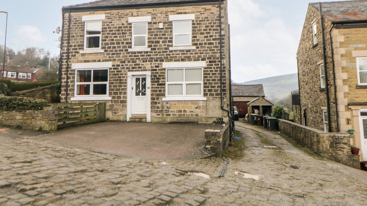 Hayfield Cottage | LANTERN VIEW, pet friendly, with a garden in Hayfield