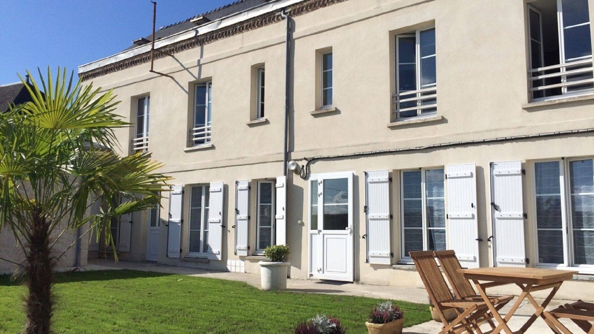 Laon Apartment | Laon Studio "Les Bleuets" on one level with garden and private spa