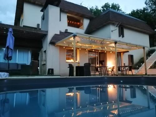 Lachapelle-Auzac House | LAPAUSEDEGOUT piscine chambres climatisées jacuzzi terrasse