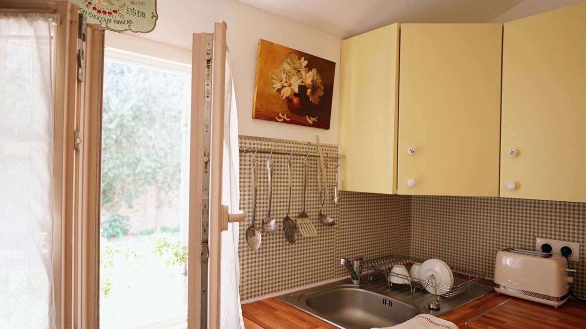 Montfavet Apartment | LaPetite Maison Abigail, Peaceful home in Avignon