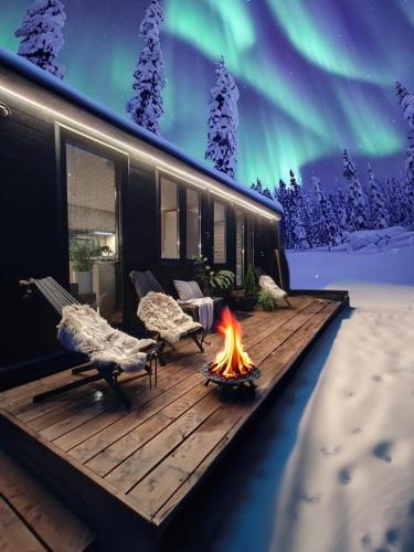 Kolari Ski Chalet | Lapland Riverside Cabin 1 VADELMA, Ylläs, Tiny Home with Sauna, Fireplace, Terrace, BBQ, Wifi, Ski, Fishing, Pets OK