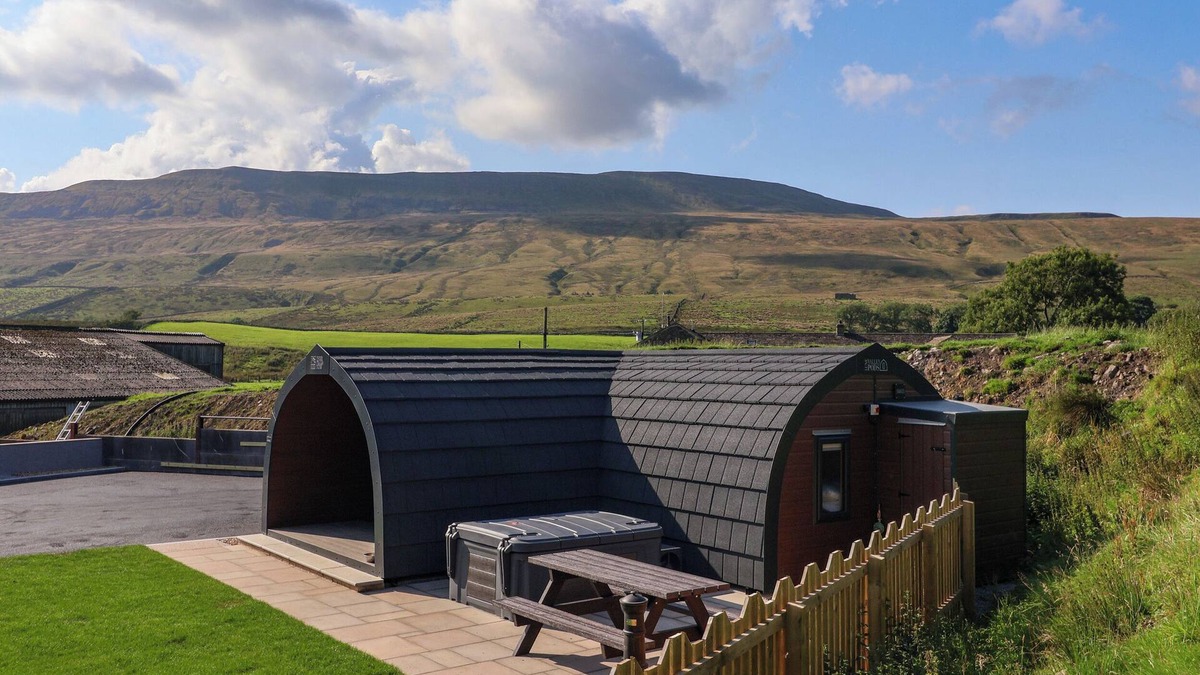 Yockenthwaite Cottage | LAPWING, pet friendly, with hot tub in Ingleton