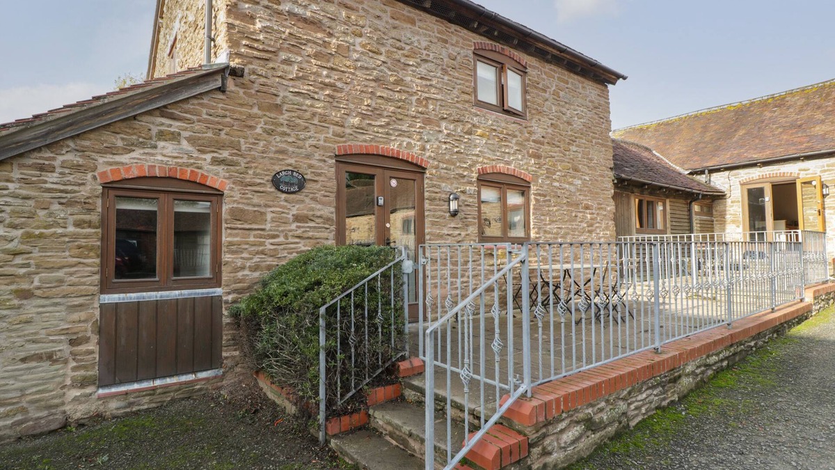 Hay-on-Wye Cottage | LARCH BED COTTAGE, pet friendly, with hot tub in Bromyard