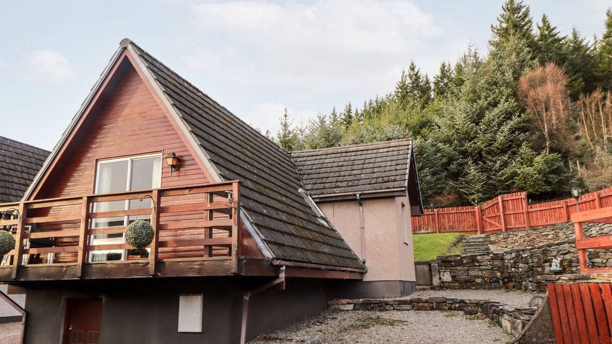 Heights of Achterneed Cottage | LARCHFIELD CHALET 2, pet friendly, with a garden in Strathpeffer
