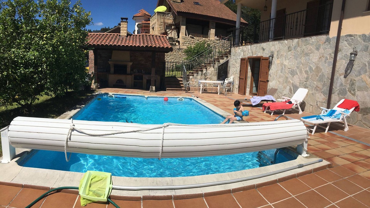 Barcena de Cicero Villa | Laredo Treto Colindres: pool. barbecue. Free WIFI.