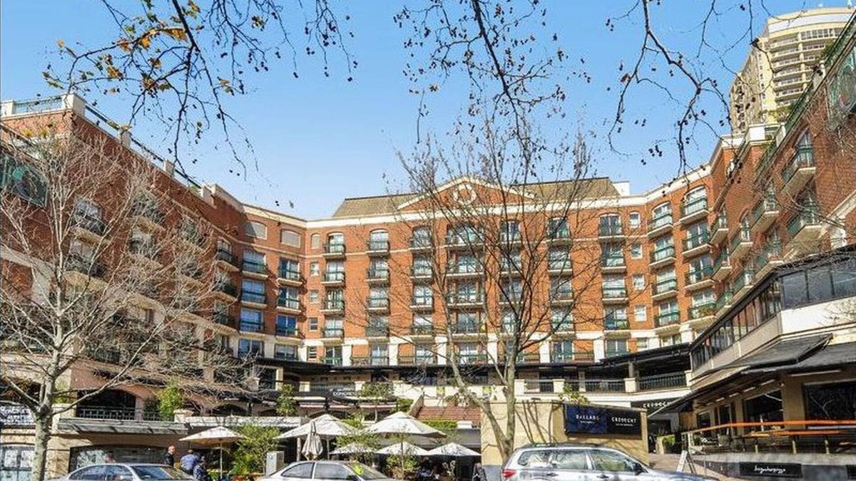 Woolloomooloo Apartment | Large 1 bed with parking and rooftop pool