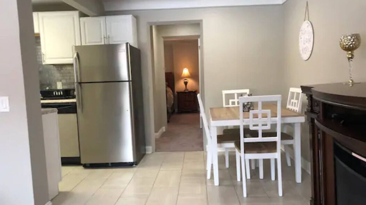 Mount Saint Joseph Apartment | Large 1 Bedroom Apt - Full Kitchen - Sleeps 4