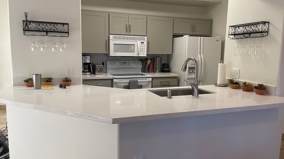 Tempe Condo | Large 1-Bedroom Condo in Gated Comm/Pools
