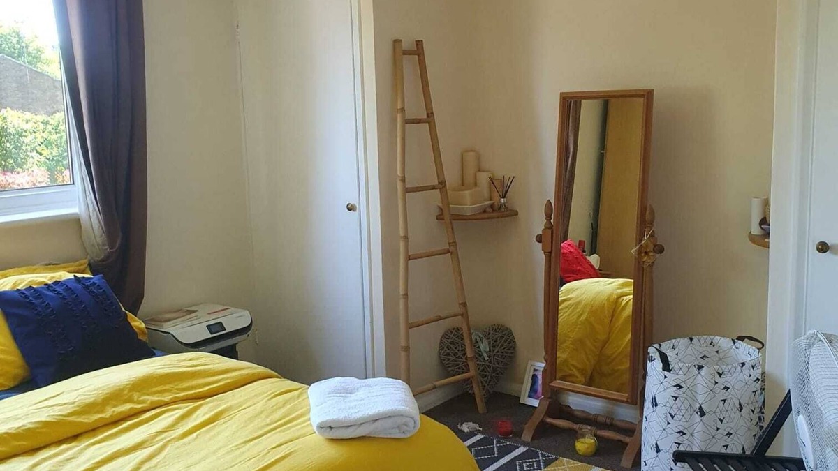Horsham Apartment | Large 1 Bedroom Flat With Fitted Kitchen and a Leather Sofa Chair
