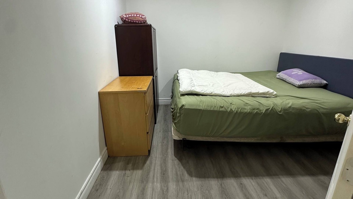 Durham Region Bed & Breakfast | Large 1-Bedroom | King Bed | Full Kitchen & Bath | Near Ontario Tech