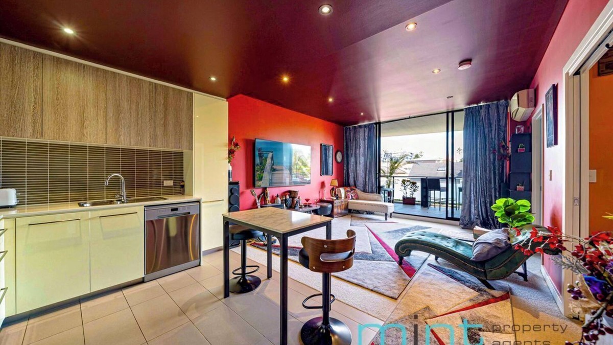 Campsie Apartment | Large 1 Bedroom Retro Style Apartment with Parking