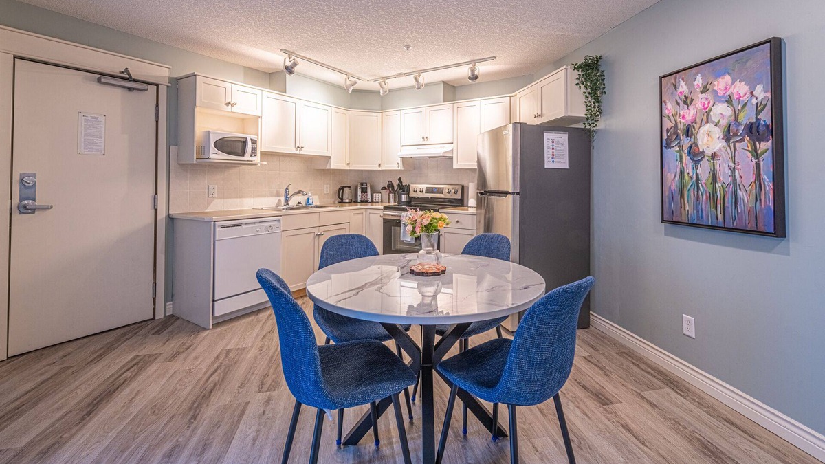 Cougar Creek Apartment | Large 1 Bedroom Suite (4 person)