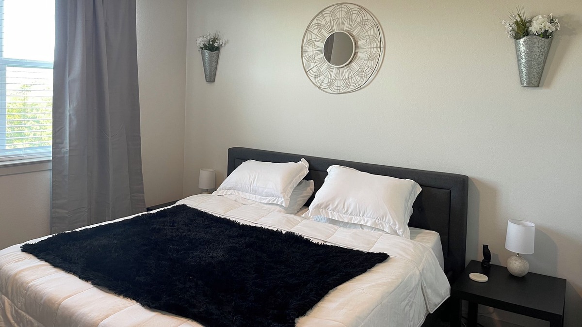 Aubrey Apartment | Large 1 BR Apartment w/ king Size Bed